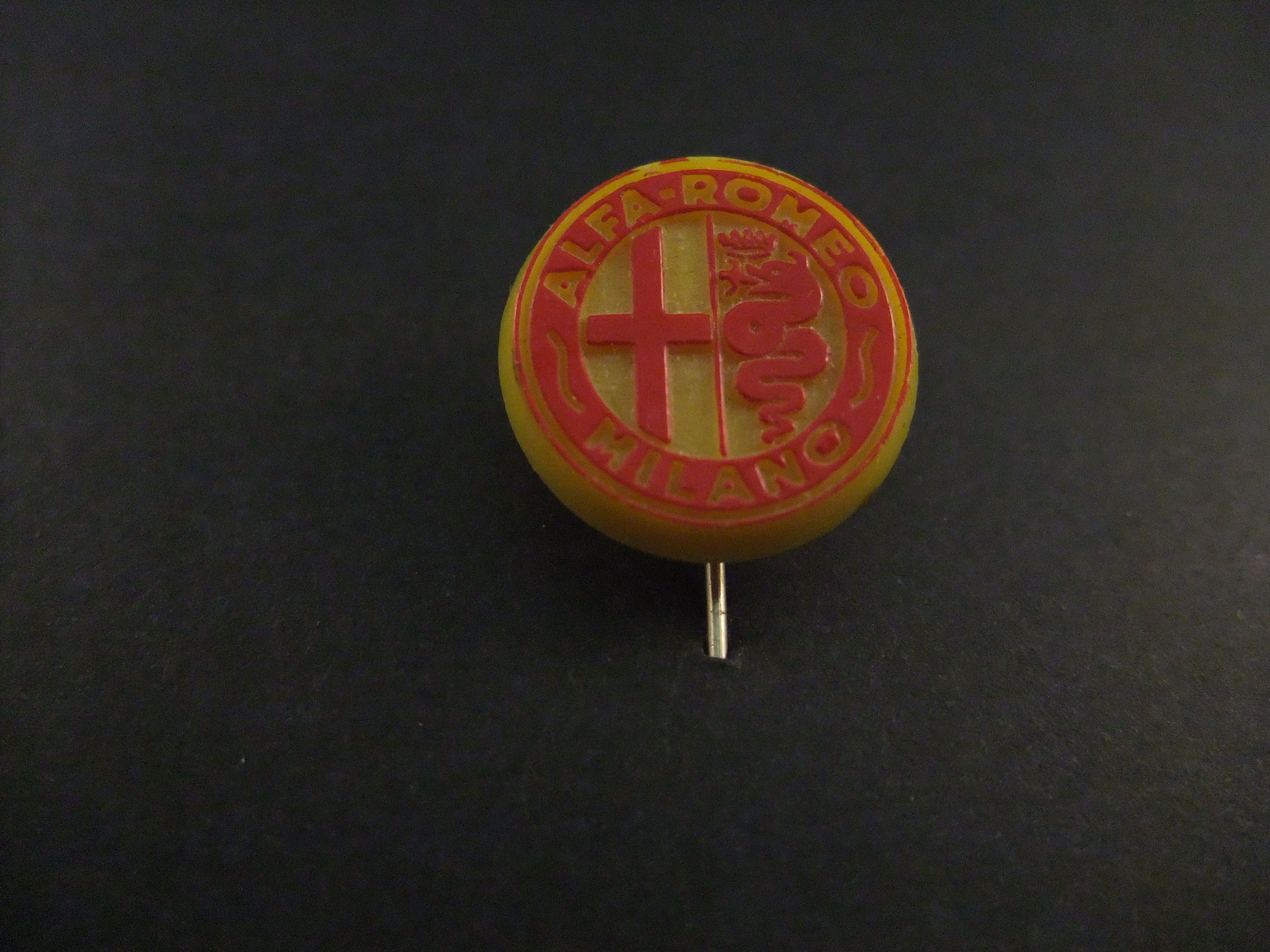 Alfa-Romeo Milano Italiaanse autofabrikant logo rood-geel